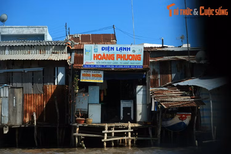 Cửa hàng điện lạnh với những chiếc máy giặt, tủ lạnh nằm ngay trên mặt nước ở Năm Căn.