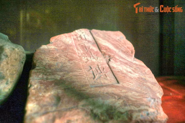 Từ sau thời vua Đinh Tiên Hoàng, các nhà cai trị Việt Nam không xưng Vương hay Tiết độ sứ nữa mà đều xưng Hoàng đế, thể hiện sự độc lập tự chủ với phương Bắc. Điều này được duy trì cho đến hết thời nhà Nguyễn, hơn 1.000 năm sau.
