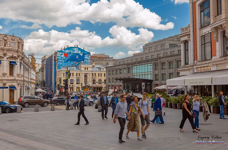 Một thập kỷ trước, việc vẽ những bức tranh đường phố Graffiti ở Thủ đô Moscow là bị cấm. Tuy nhiên, giờ đây, nhà chức trách đã chính thức bắt tay hợp tác với các nghệ sĩ đường phố nhằm mục đích thay đôi diện mạo của thành phố. Ảnh: Bức tranh Graffiti “Tôi yêu Moscow” nằm gần trạm tàu điện ngầm Kuznetsky ở Moscow.