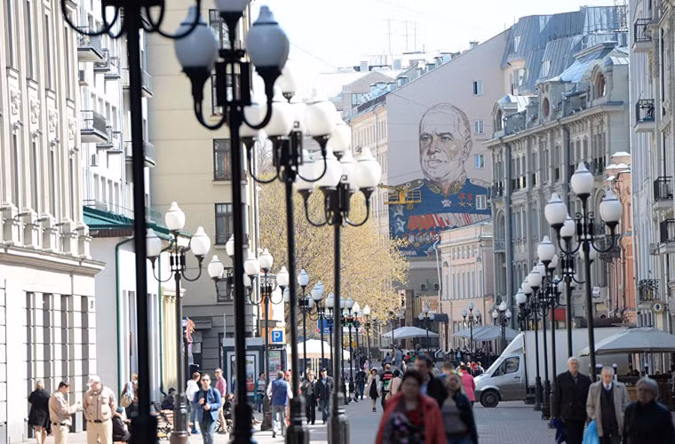 Xa xa, đó là bức tranh phun sơn Đô đốc Georgy Zhukov trên phố Arbat.