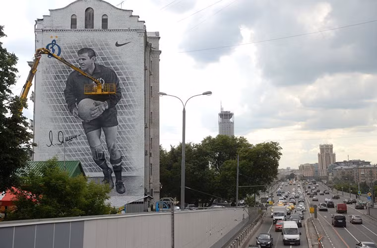 Một số tác phẩm Graffiti ở Moscow vẽ về các sự kiện quan trọng trong lịch sử Nga hoặc những người nổi tiếng có các đóng góp to lớn cho thủ đô của nước Nga. Ảnh: Mặt tiền ngôi nhà số 4 trên phố Narodnaya là một bức tranh Graffiti vẽ thủ môn huyền thoại Lev Yashin của FC Dynamo Moscow.