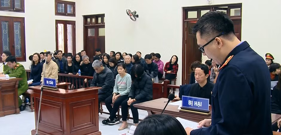 Bởi theo HĐXX sơ thẩm, hành vi của 3 bị cáo đã xâm phạm tính mạng của người khác, gây bất bình trong quần chúng nhân dân nên cần phải xử lý nghiêm. Đánh giá vai trò các bị cáo, HĐXX cho rằng bị cáo Nguyễn Bích Quy trực tiếp giám sát học sinh, giữ vai trò chính trong vụ việc này và phải nhận án cao nhất. 