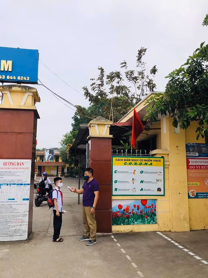 Học sinh phải đo thân nhiệt mới được vào trong trường.