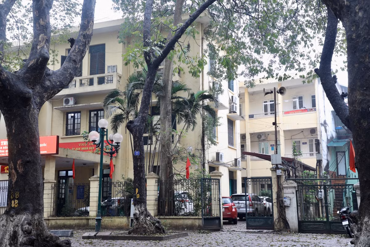 Toàn bộ 1.216 biệt thự tại TP Hà Nội sẽ được khảo sát, kiểm định, đánh giá chất lượng nhằm xác định mức độ xuống cấp, nguy hiểm để có giải pháp, phương án cải tạo, chỉnh trang biệt thự cũ và công trình kiến trúc tại khu vực nội đô lịch sử, các quận nội thành. Trong 1.216 biệt thự, trước mắt sẽ ưu tiên kiểm định, đánh giá chất lượng chi tiết 24 biệt thự và 8 công trình kiến trúc thuộc sở hữu nhà nước do Thành phố quản lý để bảo tồn, chỉnh trang.