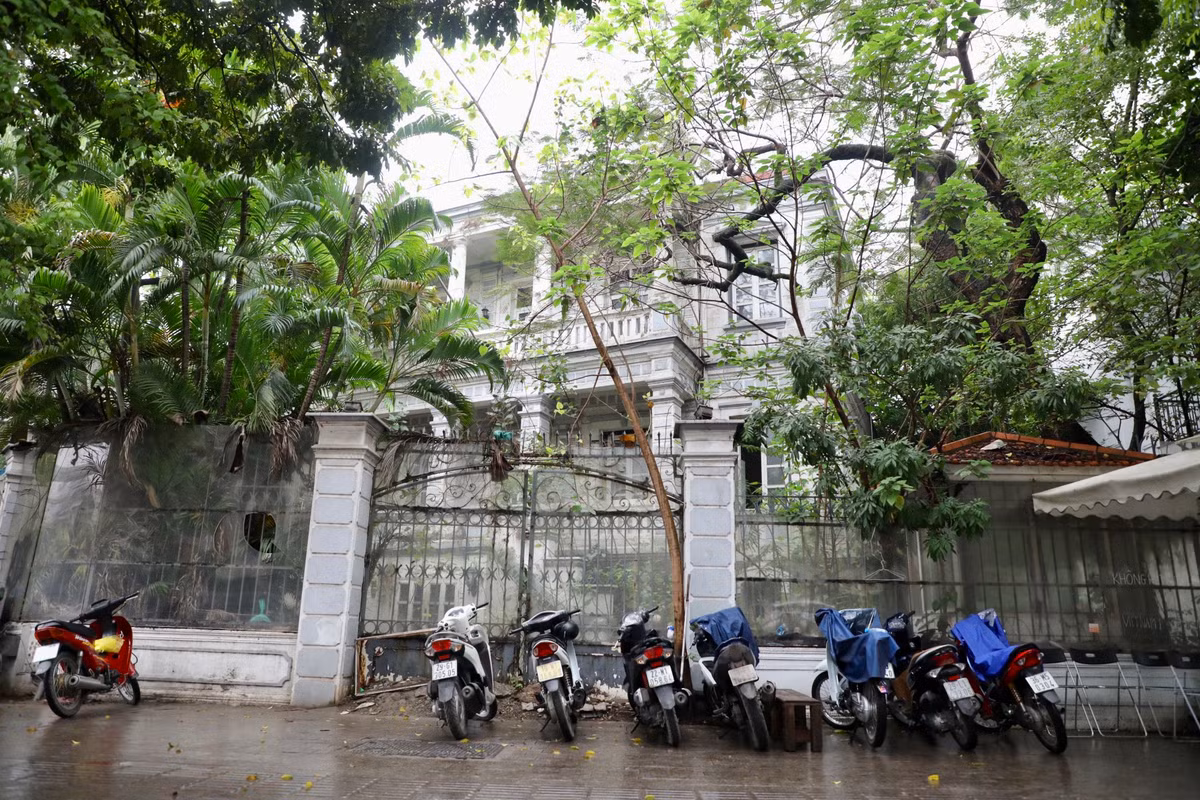 Căn biệt thự tại số 17 Điện Biên Phủ (quận Ba Đình) có vị trí đẹp, nằm ngay tại ngã ba giao với đường Lê Duẩn. Tổng diện tích công trình lên đến 500m2, gồm 2 tầng, có sân vườn.