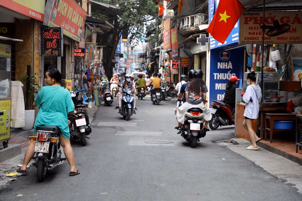 Tuyến phố Bùi Xương Trạch có chiều dài khoảng 1,5km, chiều ngang nhỏ, hẹp, có chỗ chỉ hơn 3m, chỗ nào rộng thì được khoảng 5m. Với lượng phương tiện di chuyển qua đây đông, nhất là vào giờ cao điểm, khiến áp lực giao thông rất nặng nề.