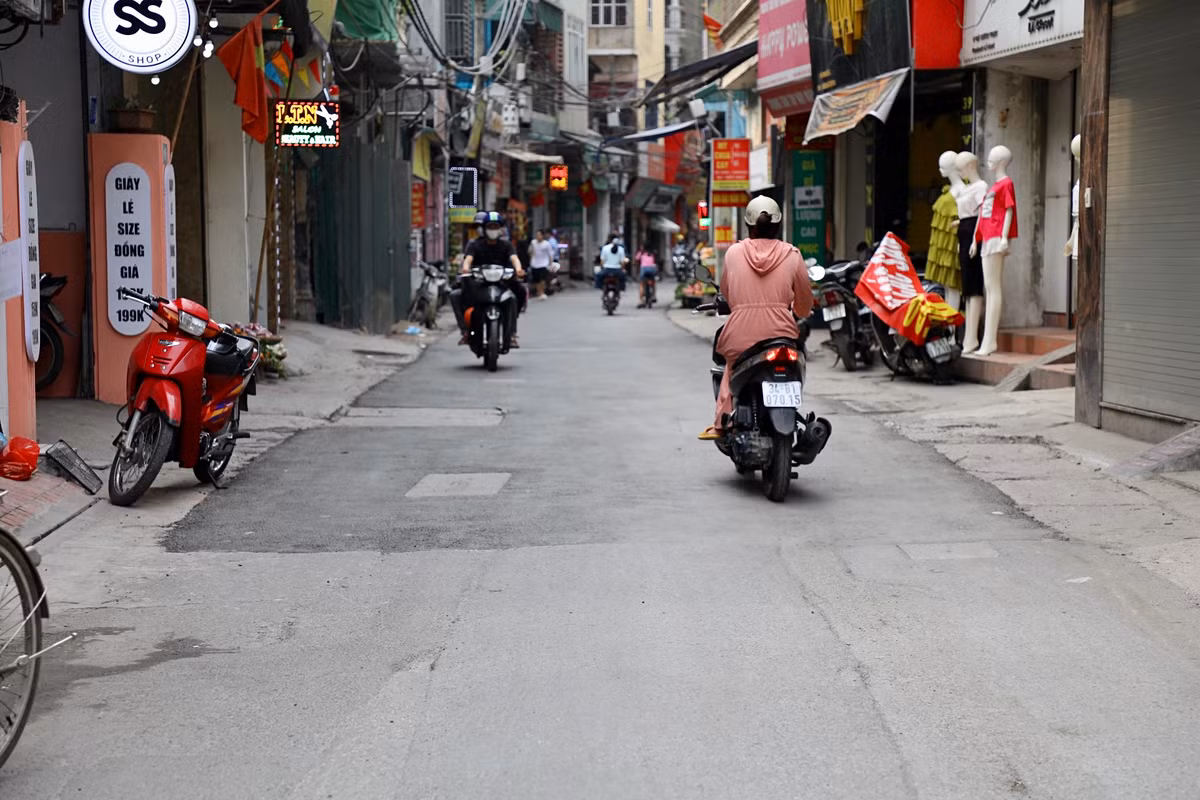 Nhưng theo ghi nhận của PV ngày 24/4, con đường này mới chỉ được tu sửa, trải thảm nhựa từ số 389 Khương Trung tới số 43 Bùi Xương Trạch (dài khoảng 120m) và đã có dấu hiệu ngừng lại.