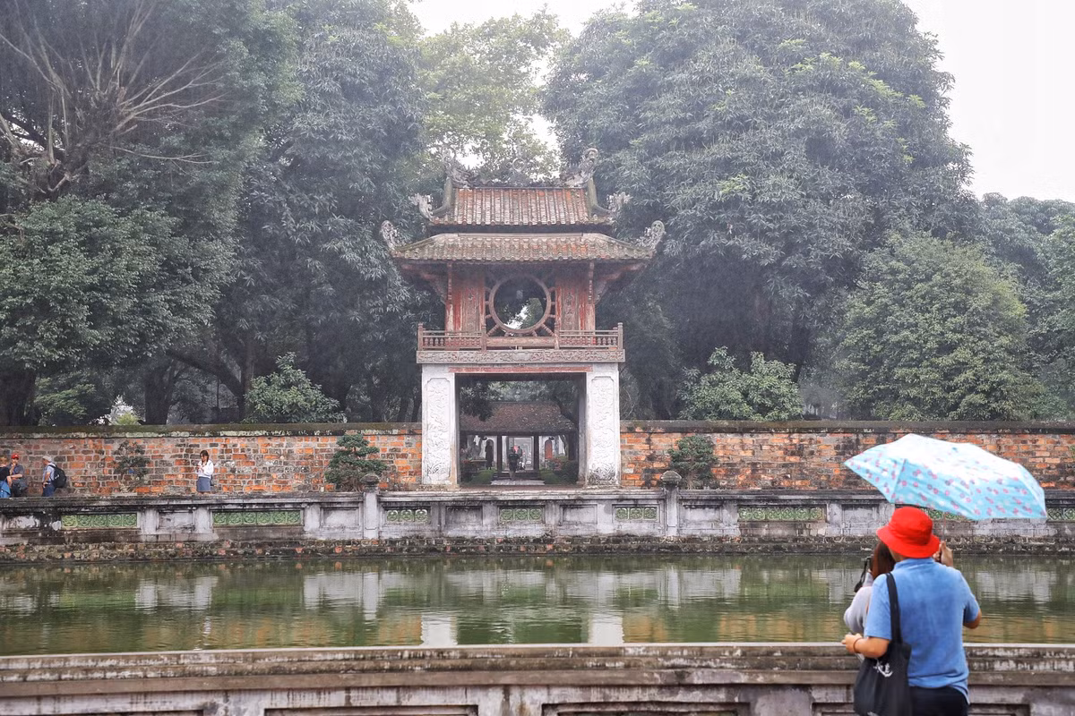 Trao đổi với báo chí, ông Lê Xuân Kiêu, Giám đốc Trung tâm hoạt động Văn hóa - Khoa học Văn Miếu - Quốc Tử Giám Hà Nội cho biết, việc tu bổ Khuê Văn Các và các hạng mục liên quan là cần thiết, nhằm ngăn chặn những hư hỏng đang diễn ra, đảm bảo công trình quan trọng này tồn tại bền vững, bảo tồn những giá trị đặc sắc và tạo những điều kiện thuận lợi để khai thác, phát huy tối đa giá trị vốn có. Tuy nhiên, đây là di tích quốc gia đặc biệt nên việc tu bổ phải được thực hiện qua nhiều bước, theo đúng quy định.
