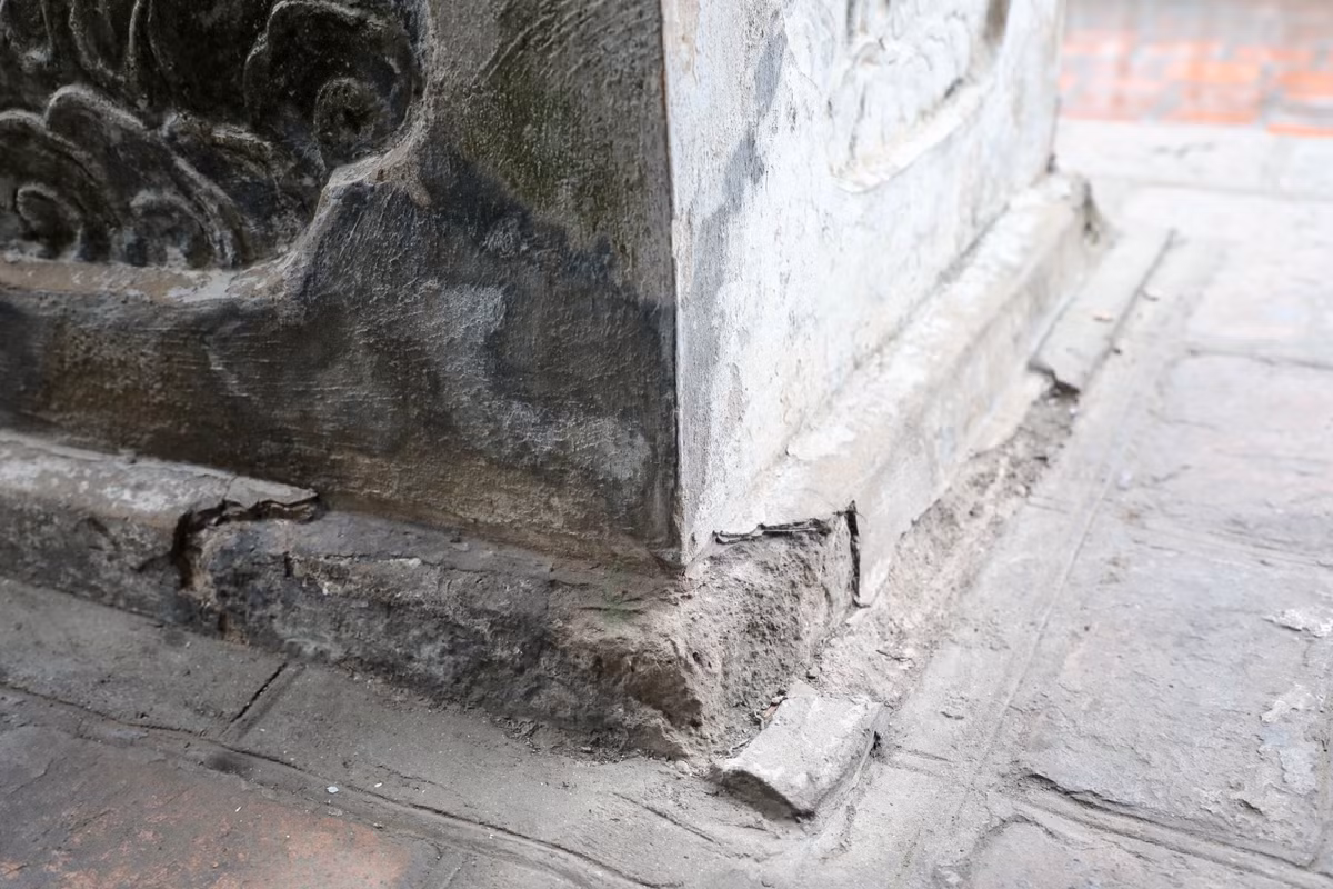 Phần chân trụ cũng hư hỏng tương tự.