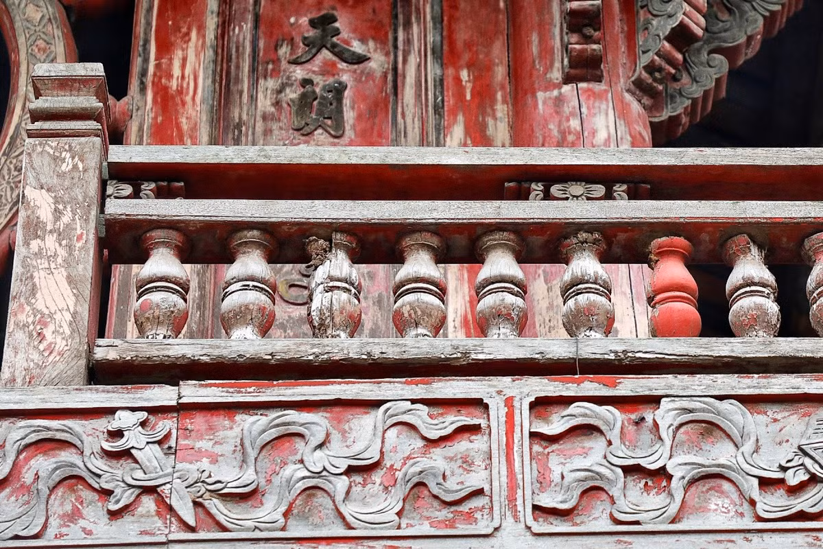 Các con tiện lan can tầng 2 làm bằng gỗ cũng đã hư hỏng.