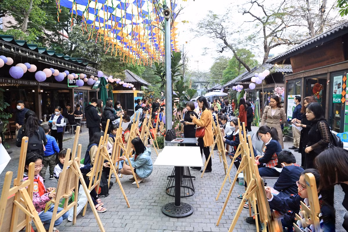 Pho sach Ha Noi khai mac hoi thi ve tranh “Sach - Cho ban, cho toi”-Hinh-2