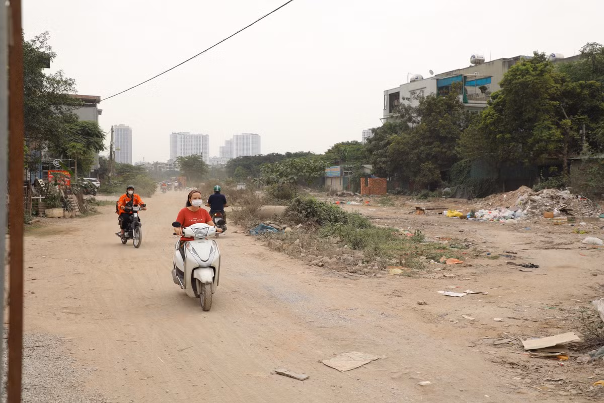 Nhiều năm nay, đoạn giữa ngõ 192 Lê Trọng Tấn và sân bóng Đầm Hồng (phường Khương Đình, quận Thanh Xuân, TP. Hà Nội) luôn bụi mù mịt, ngổn ngang rác thải sinh hoạt gây ô nhiễm môi trường, ảnh hưởng lớn đến cuộc sống người dân nơi đây. Kèm theo đó là sự xuống cấp của mặt đường.