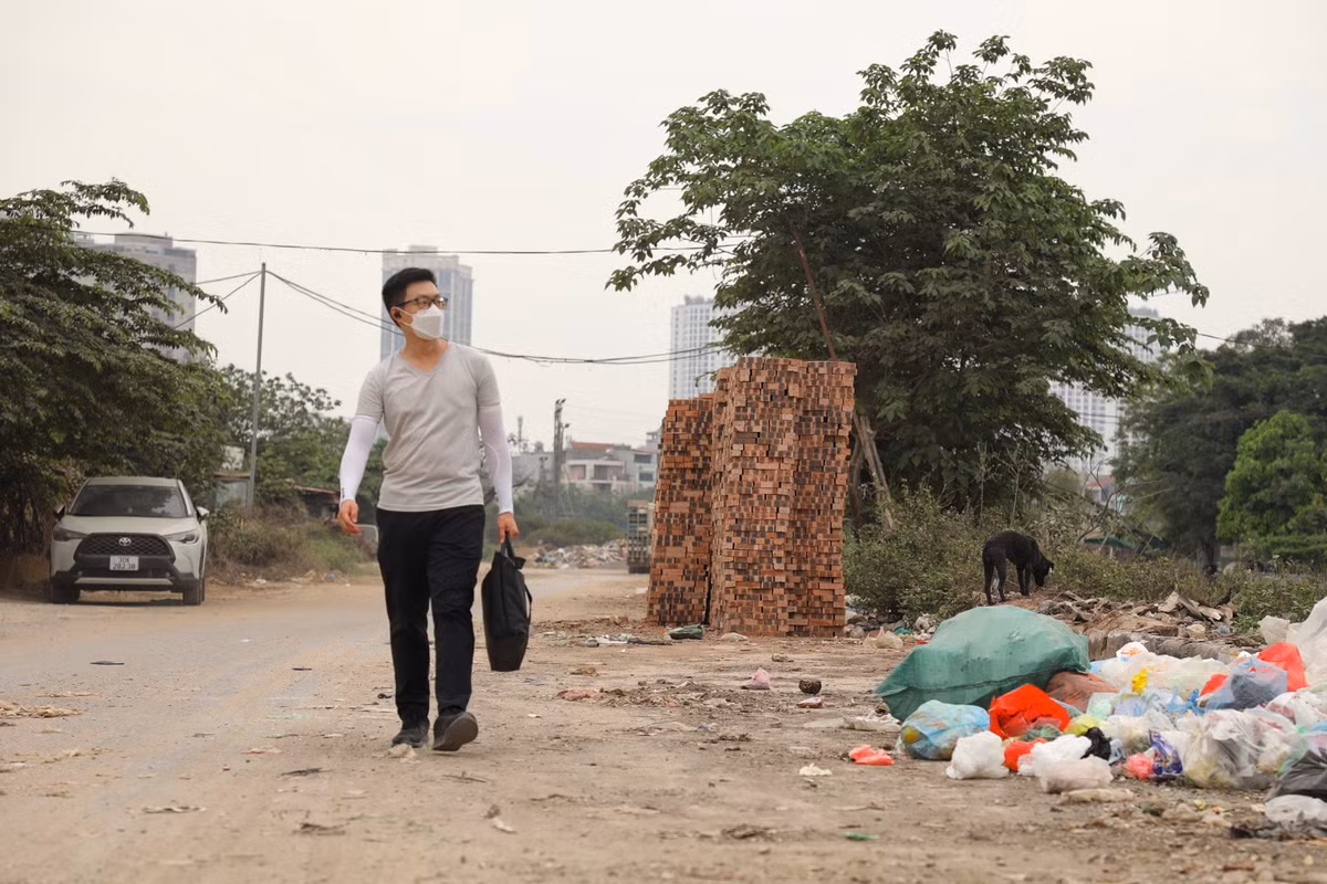 Anh Tùng Dương (người dân phường Định Công) ngao ngán: “Tôi thường xuyên phải di chuyển qua khu vực này, tình trạng rác thải chất đống, bốc mùi gây ô nhiễm đã diễn ra suốt mấy năm nay rồi. Như hôm nay là đã được xử lý khá nhiều, chứ mấy hôm trước thì ám ảnh hơn nhiều”.