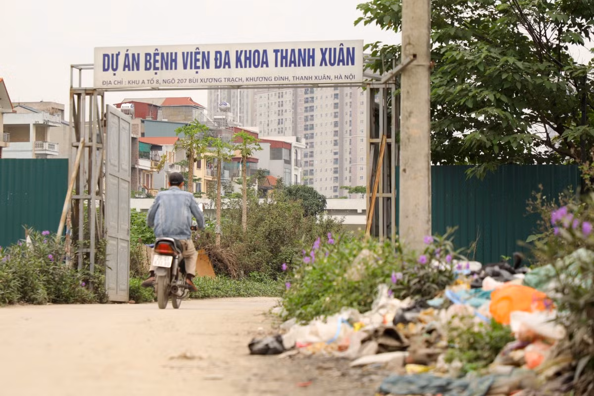 Con đường dẫn vào dự án Bệnh viện đa khoa Thanh Xuân thuộc dự án làm đường vành đai 2.5 đoạn Đầm Hồng đã trong tình trạng xuống cấp, ô nhiễm nhiều năm nay. Người dân mong muốn các ngành chức năng quan tâm, sớm xử lý dứt điểm tình trạng này.