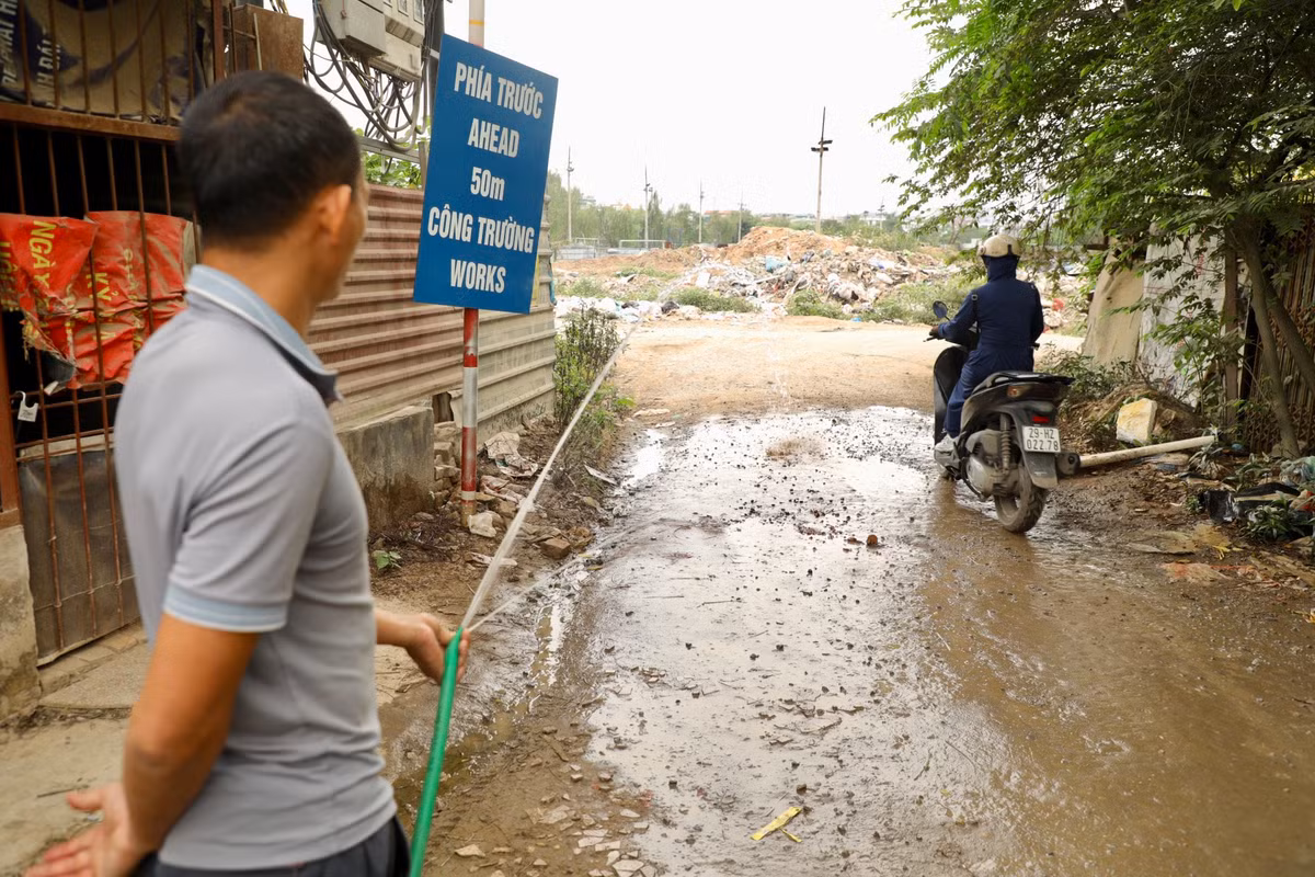 Anh Lê Văn Trí, người dân sinh sống tại khu vực này bức xúc: “Chúng tôi sống ở đây không khác gì sống chung với “lũ”. Ngày mưa thì nhếch nhác, bẩn thỉu, ngày nắng thì bụi kín nhà, mờ mắt. Nhất là mùi hôi thối bốc ra từ bãi rác, ảnh hưởng nghiêm trọng tới cuộc sống, sức khoẻ chúng tôi, đặc biệt là với trẻ nhỏ.”