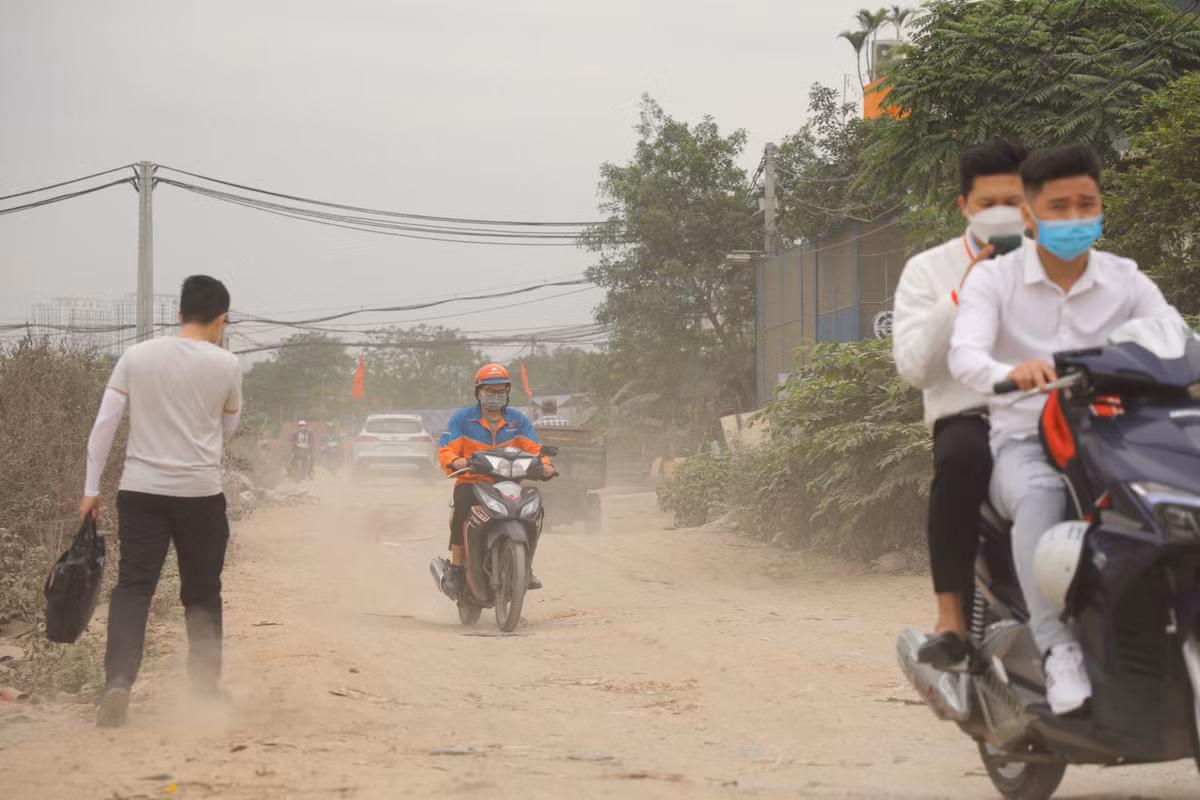 Theo ghi nhận thực tế, chỉ cần khoảng 4 phương tiện xe máy di chuyển cùng lúc hoặc 1 ô tô tải đi qua khu vực này là bụi sẽ cuốn bay mịt mù.