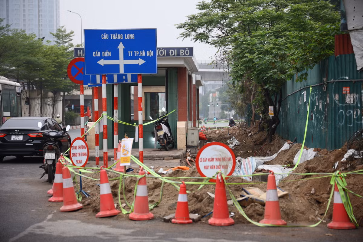Sau hơn 1 tháng triển khai, đơn vị thi công đang gấp rút hoàn thiện phần cáp đi ngầm.