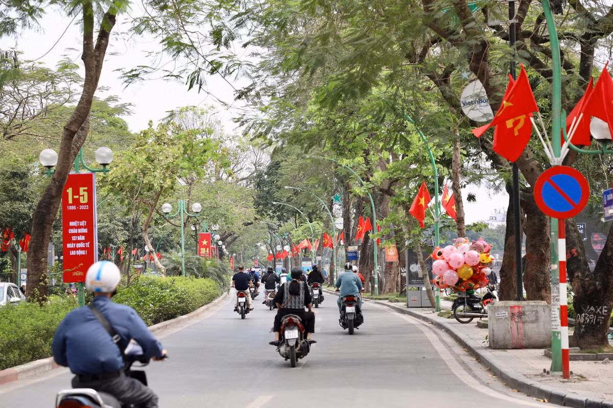 Cờ Tổ quốc, cờ Đảng, băng rôn được trang trí dọc 2 bên đường Thanh Niên. 