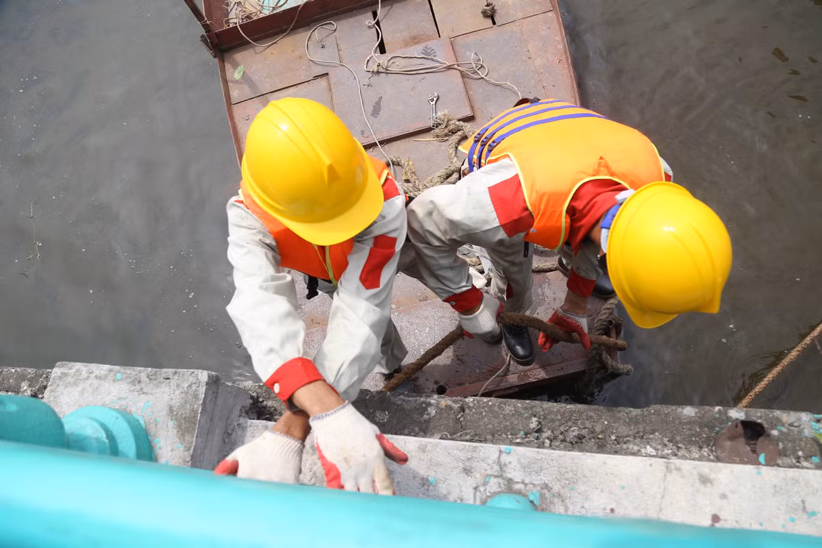 Do du thuyền có tải trọng lớn, các đơn vị tháo dỡ phải di dời từng hạng mục nhỏ. Cùng với đó, việc tháo dỡ, di dời phải đảm bảo an toàn tuyệt đối.