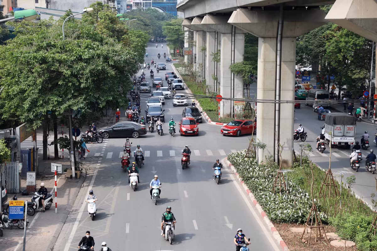 Hào Nam - Hoàng Cầu là một trong những tuyến phố có mật độ giao thông cao, thường xuyên ùn tắc.