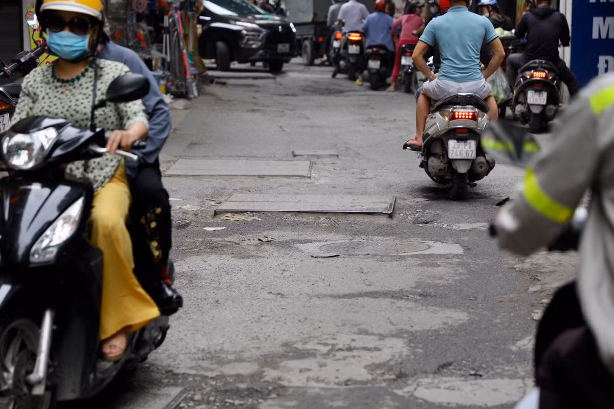 Theo ghi nhận của PV, tuyến phố Bùi Xương Trạch có chiều dài khoảng 1,5km, chiều ngang nhỏ, hẹp, có chỗ chỉ hơn 3m, chỗ nào rộng thì được khoảng 5m. Bên cạnh những "ổ trâu", "ổ gà" sụt lún, gồ ghề là những nắp cống trồi rất cao so với bề mặt đường như ma trận giăng bẫy người tham gia giao thông.