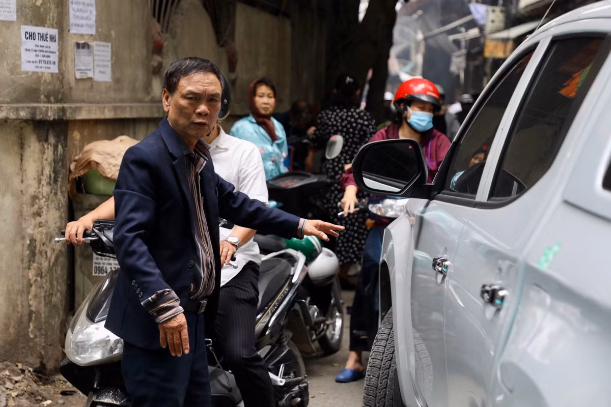Ông Nguyễn Văn Thanh, người dân sống trên tuyến đường Bùi Xương Trạch ngao ngán: “Tuyến phố này nhỏ, hẹp mà lượng phương tiện di chuyển qua đây đông, nhất là vào giờ cao điểm, áp lực giao thông tại đây rất nặng nề. Đặc biệt, quanh đây có nhiều trường học, các cháu khi di chuyển qua đây cũng ngã liên tục. Mong sao lãnh đạo thành phố sớm quan tâm cải tạo, nâng cấp tuyến đường này để người dân đi lại được an toàn hơn".