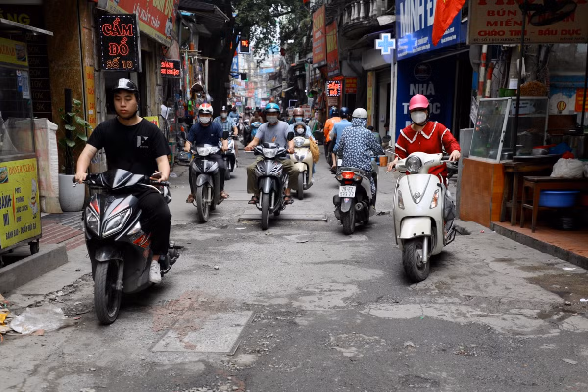 Trao đổi với PV, ông Nguyễn Tuấn Anh, Chủ tịch UBND phường Khương Đình, quận Thanh Xuân cho biết, về vấn đề tuyến đường Bùi Xương Trạch xuống cấp, phường đã có văn bản báo cáo quận, quận cũng đã báo cáo thành phố và đang chờ thành phố đầu tư để cải tạo, nâng cấp tuyến đường này.