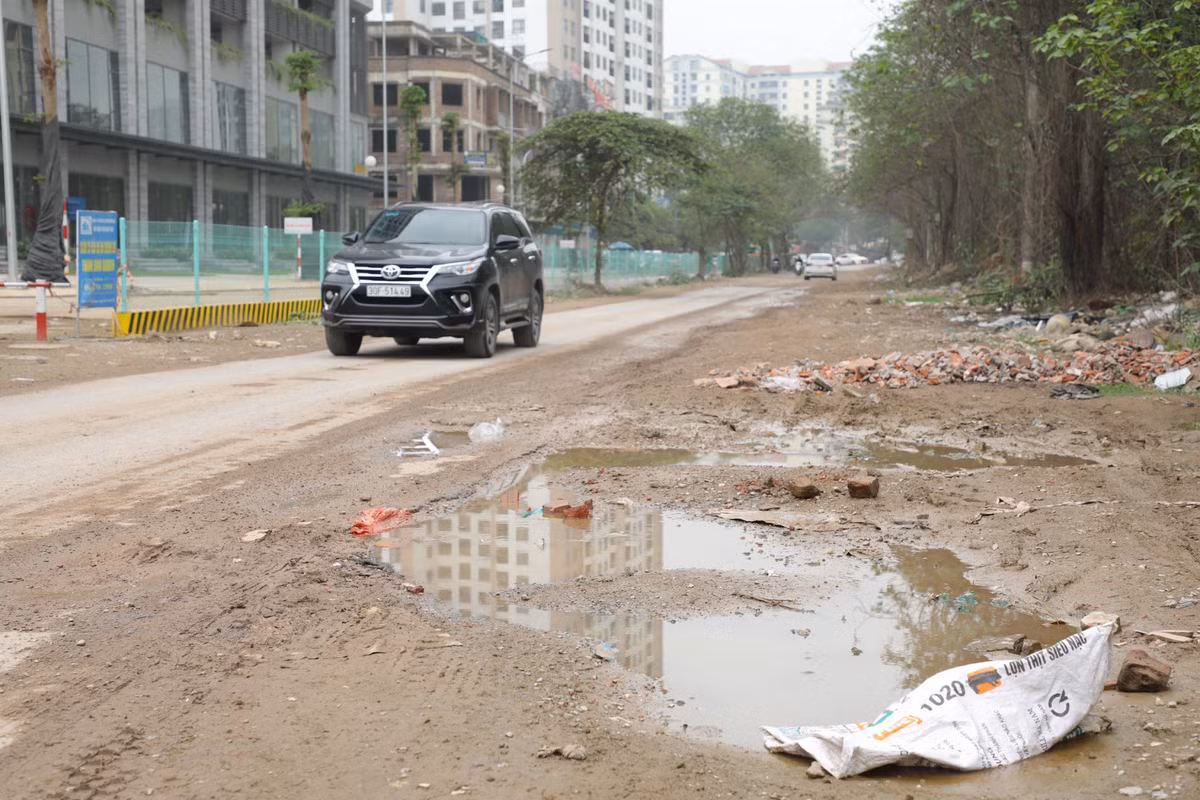 Tuy hạ tầng chưa được hoàn thiện, nhưng hàng loạt các tòa chung cư, nhà liền kề đang tiếp tục được xây dựng san sát dọc con đường này.