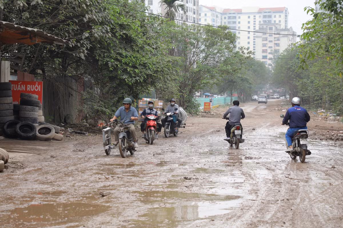 Sau những trận mưa, con đường này trở thành nỗi ám ảnh của người dân sống quanh khu vực. Dày đặc "ổ gà, ổ voi", tạo thành chiếc bẫy với người tham gia giao thông.