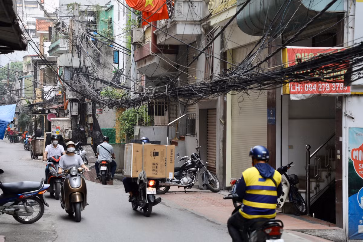 Được biết, đã có hơn 450 tuyến phố của Hà Nội được hạ ngầm cáp viễn thông, điện lực. Tỷ lệ ngầm hóa đạt 77% trong các quận nội thành. UBND thành phố Hà Nội vừa ban hành Kế hoạch hạ ngầm đường dây, cáp viễn thông, điện lực tại các tuyến phố trên địa bàn thành phố giai đoạn 2021-2025. Trước tiên, Hà Nội sẽ tập trung nguồn lực để hoàn thành hạ ngầm đồng bộ đường dây, cáp viễn thông và điện lực treo nổi tại các tuyến phố còn lại trong khu vực 4 quận nội đô lịch sử (Hoàn Kiếm, Ba Đình, Đống Đa, Hai Bà Trưng).