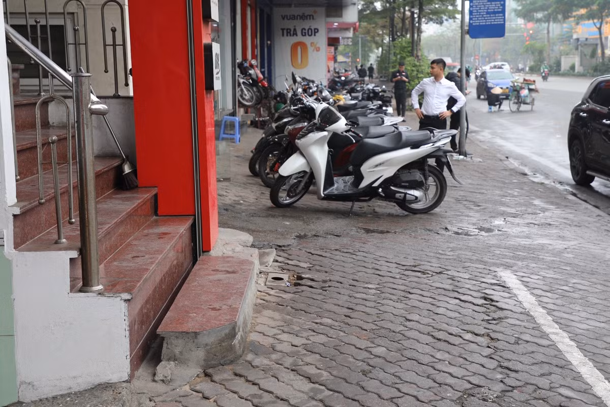 Theo các chuyên gia đô thị, khi bị đập bỏ đi các cầu dẫn, bục bệ, bậc tam cấp dẫn vào nhà, nhiều hộ dân sinh sống ngoài mặt phố, đặc biệt là các hộ có mặt nền nằm cao so với cốt đường sẽ gặp một số khó khăn trước mắt trong sinh hoạt hàng ngày hoặc ảnh hưởng đến việc kinh doanh. Tuy nhiên, những khó khăn đó hoàn toàn có thể khắc phục và chỉ là nhỏ so với của những phần vỉa hè thông thoáng, đồng bộ đang dần hiện hữu cho một diện mạo đô thị sạch đẹp. Khi biết đặt lợi ích chung lên trên hết, chính những cư dân của một đô thị hiện đại sẽ được hưởng không gian đáng sống. 