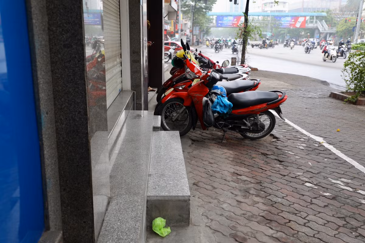 Tháng 3/2017, trong đợt ra quân đồng loạt bảo đảm trật tự giao thông, đô thị, xử lý lấn chiếm vỉa hè, lòng đường, nhiều ngôi nhà trên phố Xã Đàn, Tây Sơn, Tôn Đức Thắng... có bậc tam cấp lấn chiếm vỉa hè đã bị lực lượng liên ngành phá dỡ.