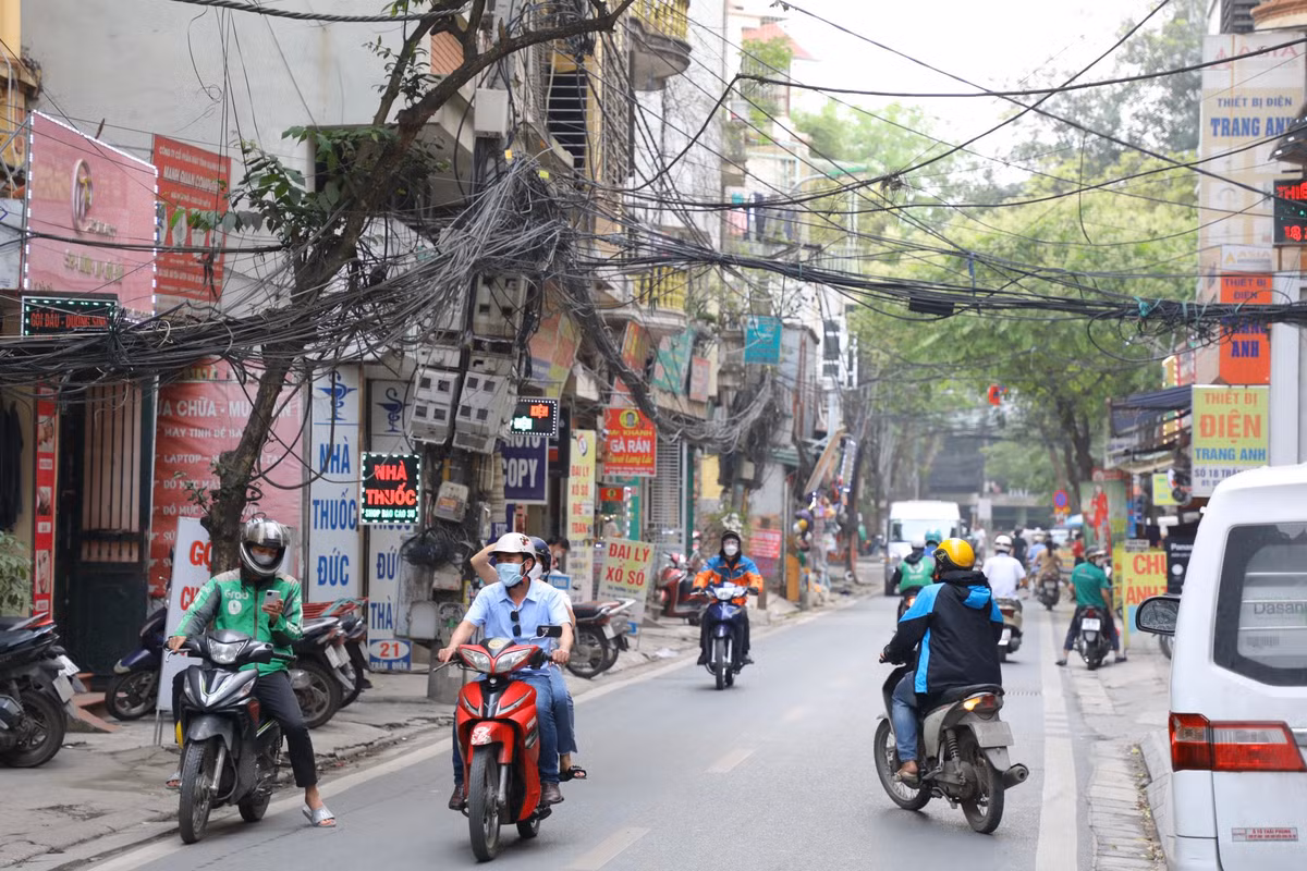 Nhiều năm qua, Hà Nội đã nỗ lực thực hiện ngầm hóa mạng lưới cáp điện lực, viễn thông. Nhiều con phố đã trở lên thông thoáng, khang trang khi hệ thống dây điện được ngầm hóa. Tuy nhiên, tình trạng những bó dây điện, dây cáp ngổn ngang, chằng chịt vẫn còn tồn tại khá phổ biến tại những con phố nhỏ, trong ngõ ngách và các khu dân cư gây mất mỹ quan đô thị, tiềm ẩn nhiều nguy hiểm với người dân.