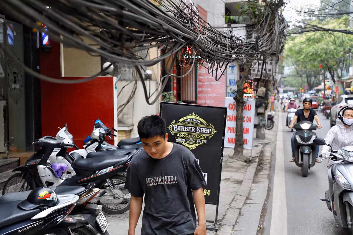 Anh Nguyễn Văn Ngọc (phường Định Công, quận Hoàng Mai) chia sẻ: “Tình trạng cái bó dây cáp, dây điện sà xuống vỉa hè đã tồn tại từ rất lâu nhưng vẫn chưa được xử lý. Người dân sinh sống quanh khu vực không khỏi lo lắng, bất an. Nhất là mùa mưa bão sắp đến sẽ tiềm ẩn nhiều nguy hiểm. Mong phía điện lực, viễn thông đẩy nhanh hơn nữa việc ngầm hóa để vừa an toàn cho người dân, vừa nâng cao mỹ quan đô thị”.
