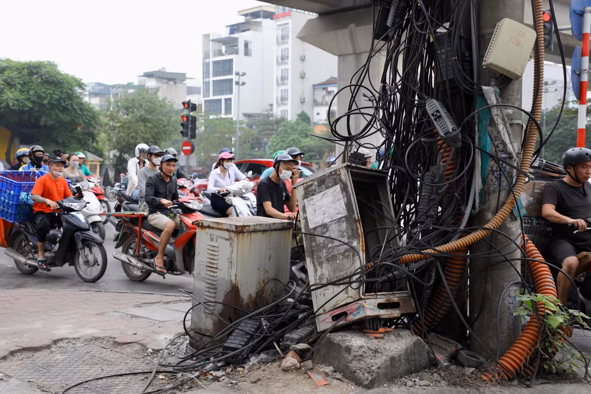 Tình trạng dây cáp, dây điện xuống cấp diễn ra từ rất lâu trên tuyến phố Đê La Thành, nhưng đến nay vẫn chưa được khắc phục. Đây cũng là một trong những nguyên nhân của nhiều vụ cháy nổ, rò rỉ điện... xảy ra trên địa bàn.