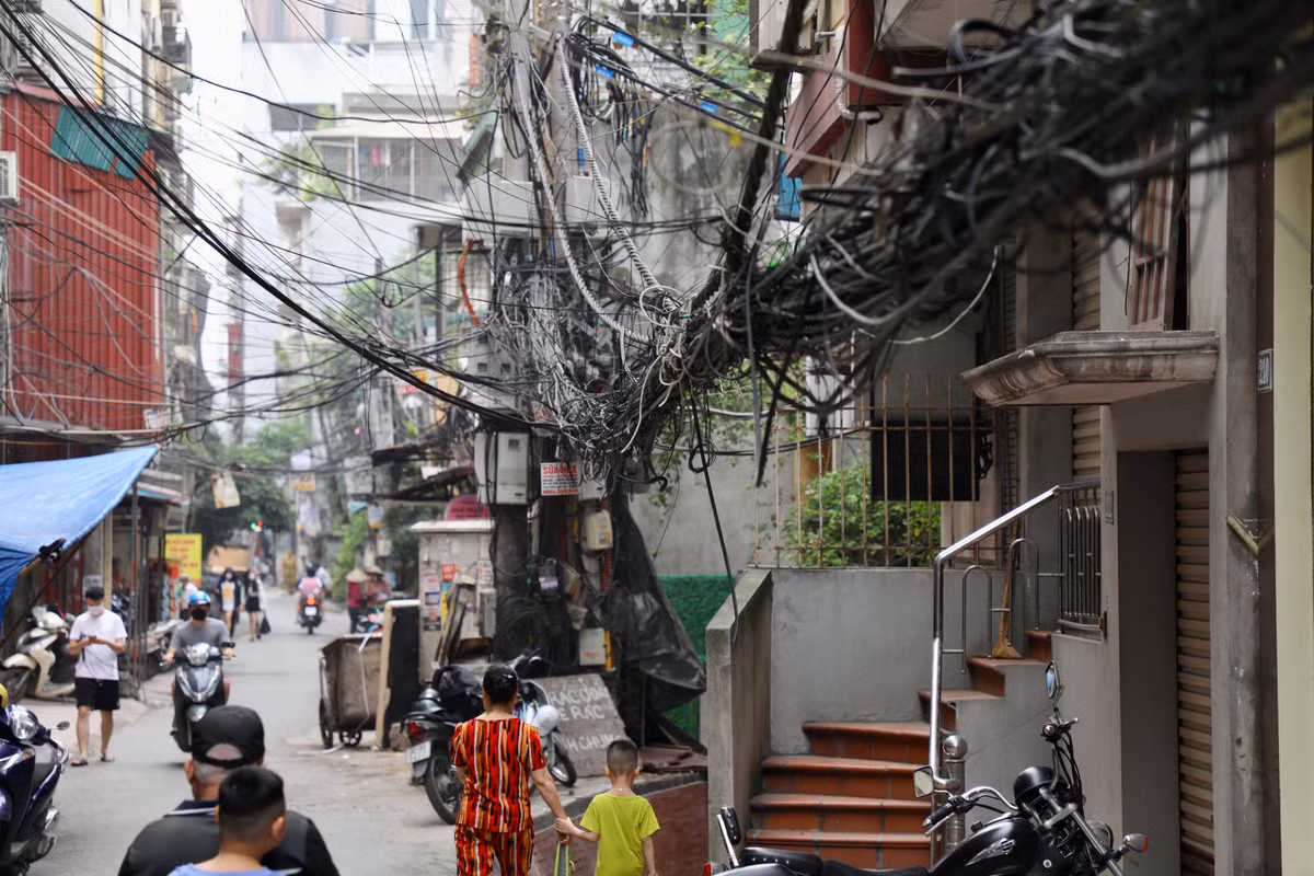 Ghi nhận trên phố Đê La Thành (quận Đống Đa) tình trạng "mạng nhện" cũng giăng kín, trải dài tuyến đường.