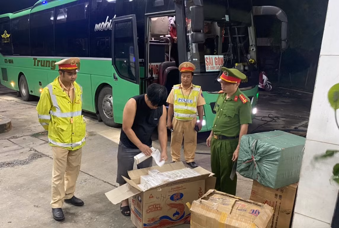 Bat vu van chuyen gan 10.000 goi thuoc la lau tren o to khach