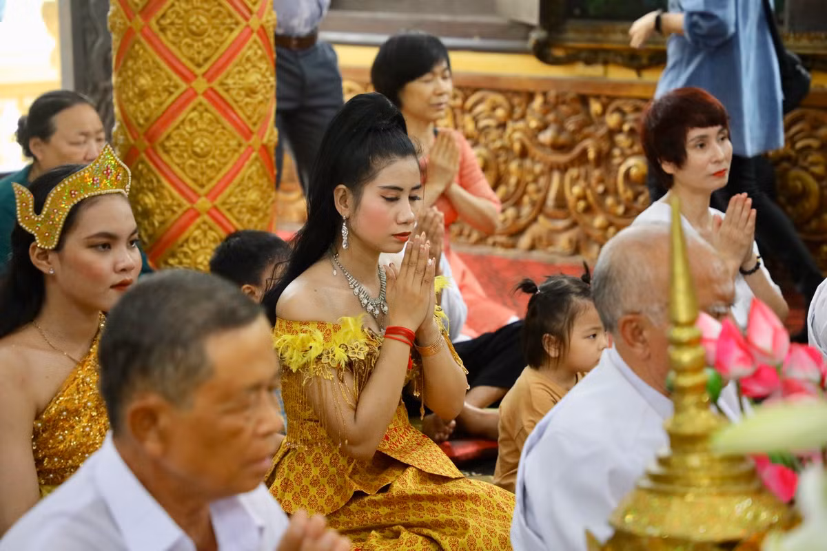 Lễ hội mừng Năm mới này được tổ chức theo lịch cổ truyền của dân tộc Khmer. “Chôl” nghĩa là “Vào” và “Chnăm Thmây” là “Năm mới".