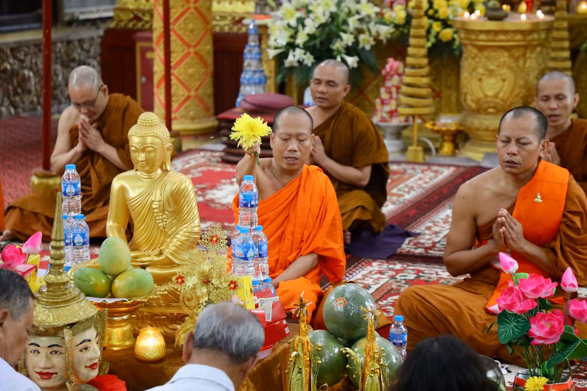 Tết cổ truyền Chôl Chnăm Thmây là lễ hội lớn nhất và mang tính tổng hợp nhất của đồng bào Khmer. Chất nông nghiệp thấm đẫm trong niềm tin Phật giáo và Bàlamôn giáo.