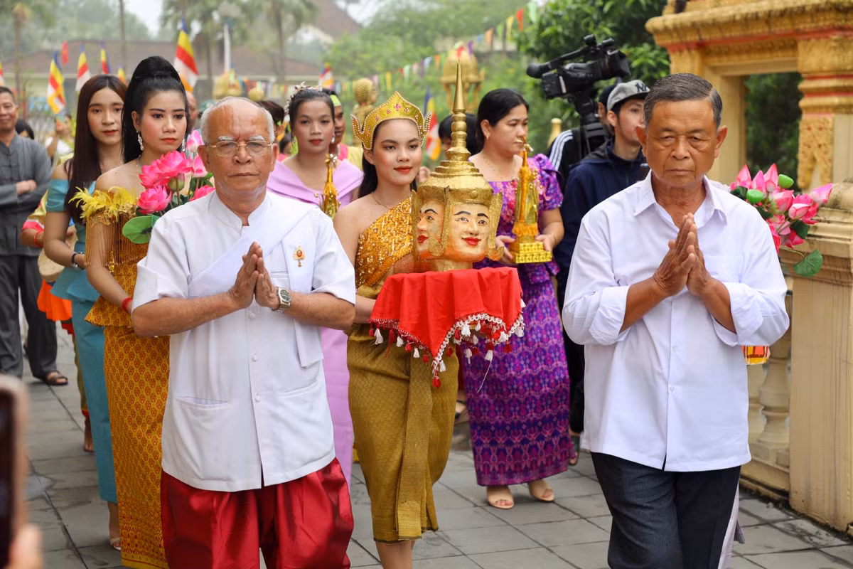  Tết Chôl Chnăm Thmây của đồng bào Khmer thường thể hiện ước vọng một Năm mới mưa thuận gió hòa, mùa màng bội thu. Đầu tiên, nghi thức rước thần Kapila quanh chính điện 3 vòng để làm lễ mừng năm mới.