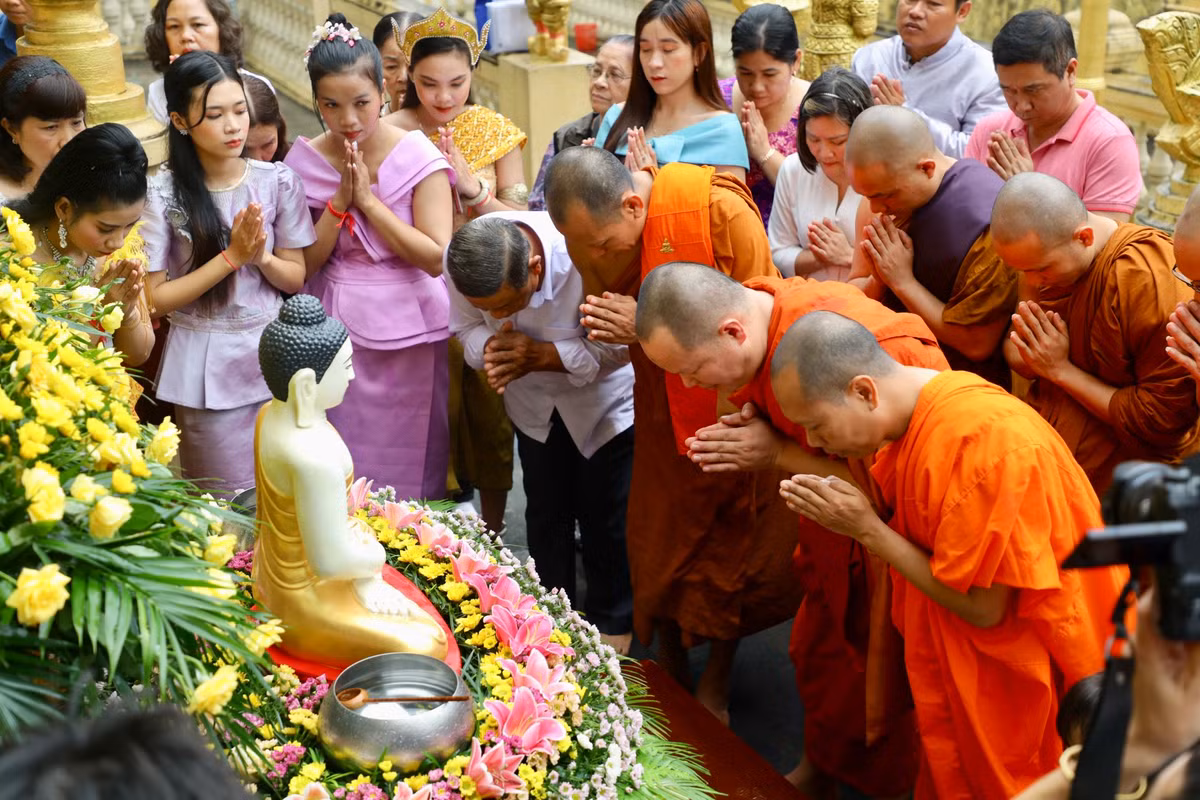 Tất cả bà con cùng tham gia tắm Phật để tỏ lòng biết ơn đức Phật và gột rửa những điều không may mắn của năm cũ, lấy may cho năm mới.