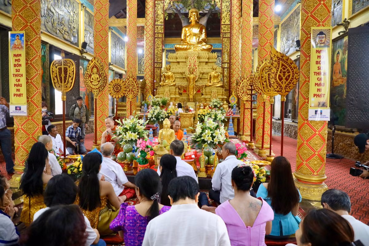 Sau nghi thức rước thần Kapila sẽ đến lễ Tam Bảo cùng các Chư Tăng tụng kinh Cầu an năm mới thực hiện trong Chánh điện.