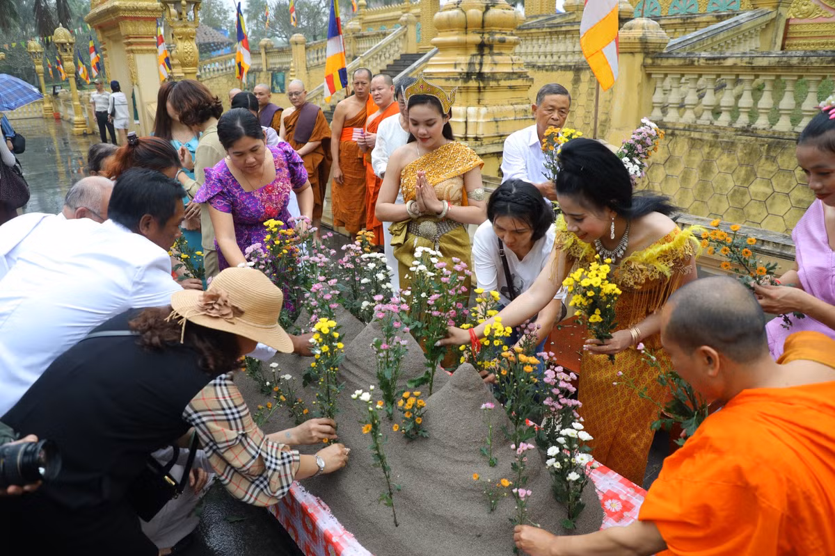 Tiếp đó sẽ tới lễ đắp núi cát, gọi là Puôn - phnum - khsach. Mọi người cùng nhau đắp núi cát để mong muốn tích phúc, an lành cho năm mới.