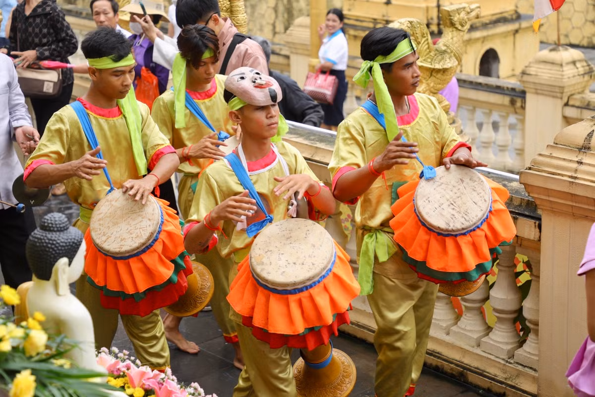 Bun Chôl Chnăm Thmây - Tết Nguyên đán hay còn gọi là Tết vào năm mới hay lễ chịu tuổi được tổ chức hàng năm vào các ngày 13,14 và 15 tháng 4. Nếu là năm nhuận thì tổ chức vào ngày 14,15 và 16 tháng 4 dương lịch.