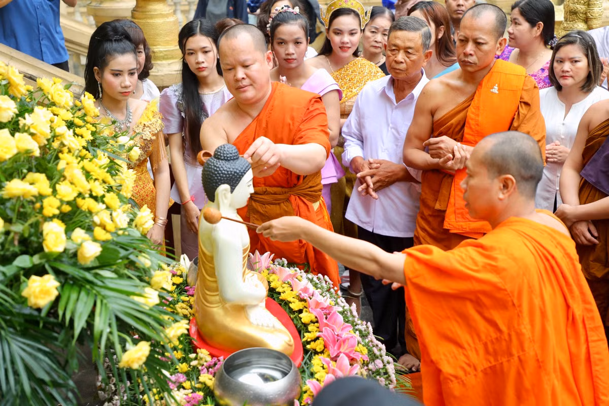 Cuối cùng, nghi thức tắm Phật bằng nước ướp hương, gột rửa những điều không may mắn trong năm cũ để sang năm mới mọi sự được như ý.