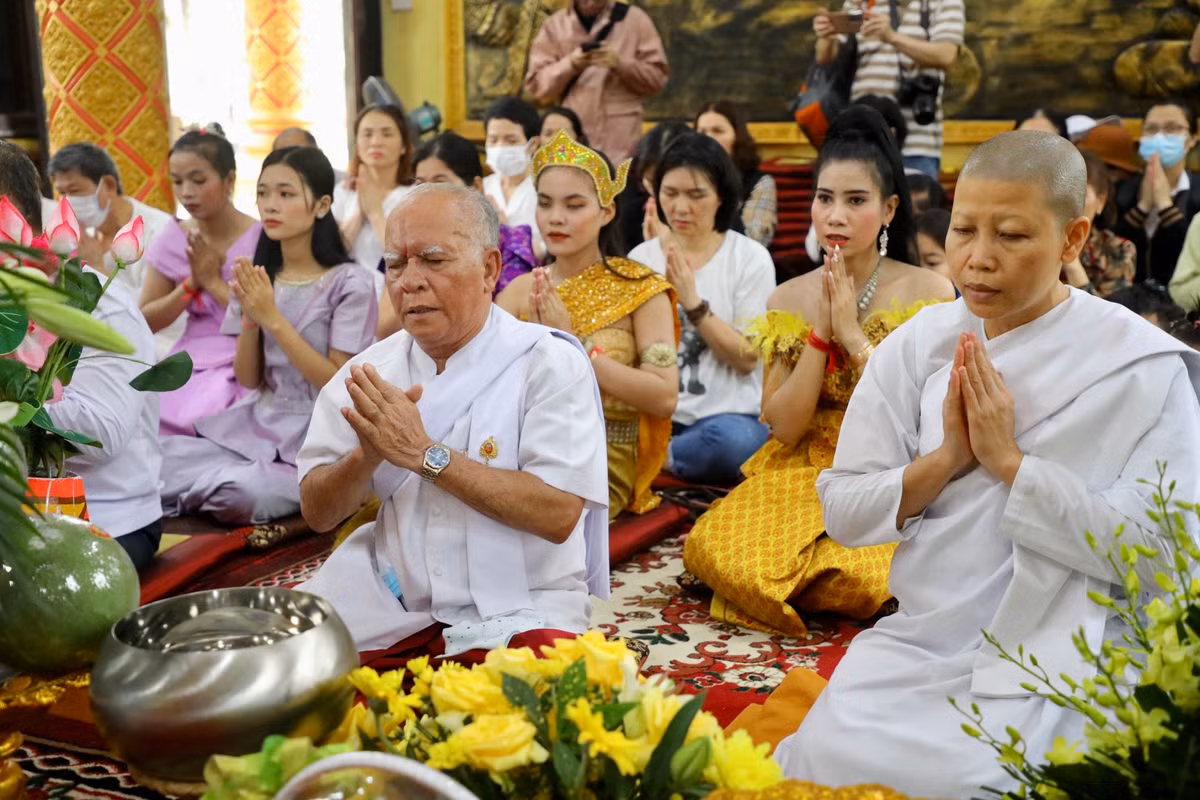 Các ngày lễ tín đồ đi chùa lạy Phật có bổn phận mang cơm và thức ăn dâng cho sư sãi và lắng nghe các vị chúc tụng, cầu an, thuyết pháp giảng đạo.