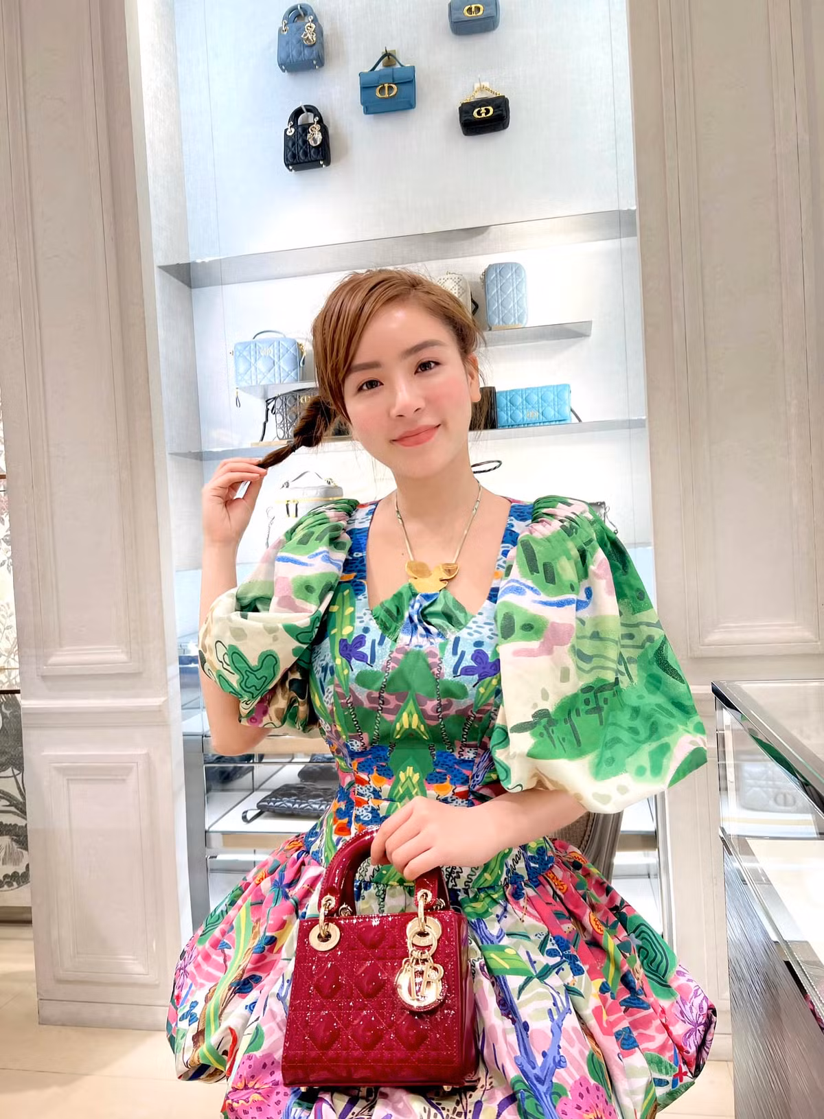 Ngoại trừ những phụ kiện có giá đắt đỏ, Phương Bora thường chưng diện những thiết kế váy áo đến từ những thương hiệu danh tiếng vì chất liệu, kiểu dáng của những món đồ này cũng tốt hơn và đẹp hơn.