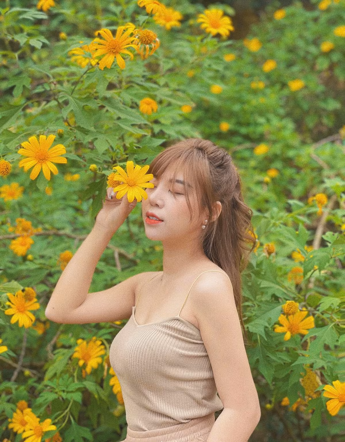 Với không khí mát mẻ trong lành và cung đường xanh biếc giữa triền núi khiến giới trẻ Hà thành nô nức rủ nhau thực hiện chuyến hành trình ngắm hoa giữa thời tiết giao mùa. Ảnh: Huyền Bùi