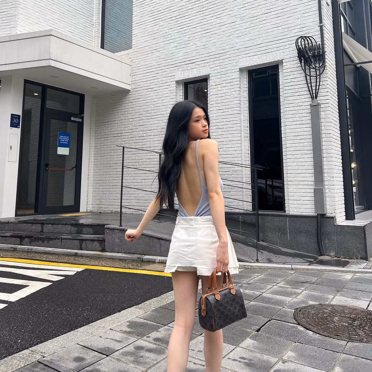 Việc hot girl sinh năm 2002 được góp mặt trong sự kiện thời trang lớn bậc nhất thế giới khiến nhiều người không khỏi nghi hoặc về lĩnh vực thời trang của cô.