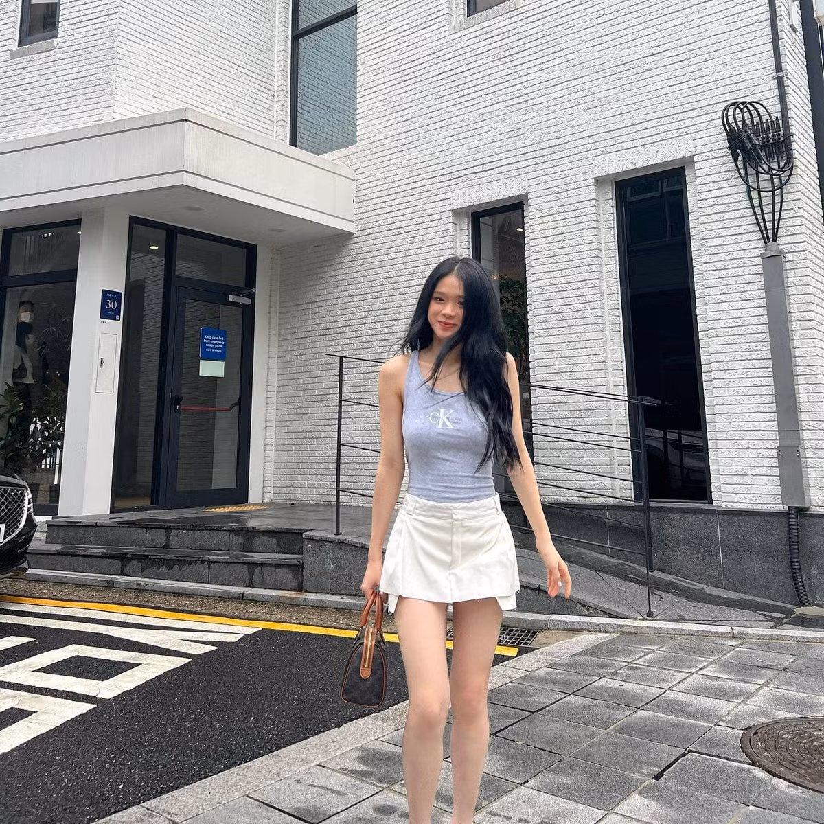 Trên trang cá nhân, nàng hot girl 2K liên tục chia sẻ những hình ảnh dạo chơi đường phố với gu thời trang cá tính, khoét sâu táo bạo.